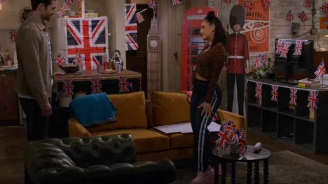 Pantalon de sport H&M porté par Valentina (Francia Raisa) comme on le voit dans How I Met Your Father (S01E09)
