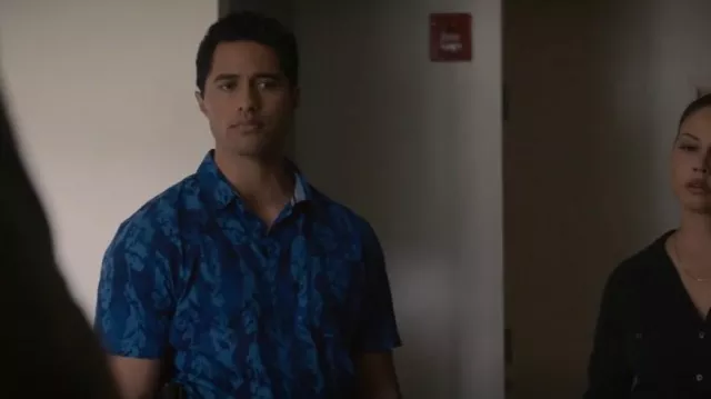 Sun + Stone Chemise à plumes à imprimé plume régulière pour hommes portée par Kai Holman (Alex Tarrant) comme on le voit dans NCIS: Hawai’i (S02E12)