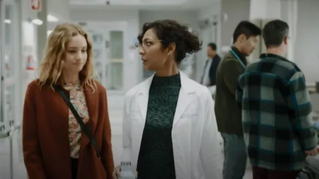 Pull à col roulé en tricot côtelé Theory Leenda Marled porté par Neeta Devi (Rekha Sharma) comme on le voit dans Transplant (S03E12)
