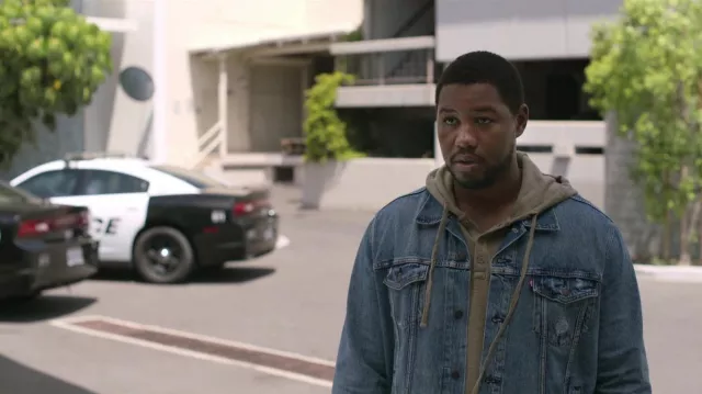 Levi’s Trucker Jacket porté par Sean (Luke Tennie) comme on le voit dans Shrinking (S01E02)