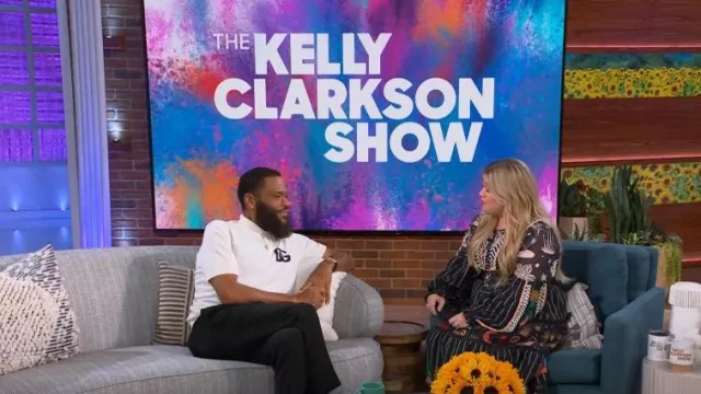 Dolce & Gabbana Logo Polo tricoté porté par Anthony Anderson vu dans The Kelly Clarkson Show le 31 janvier 2023
