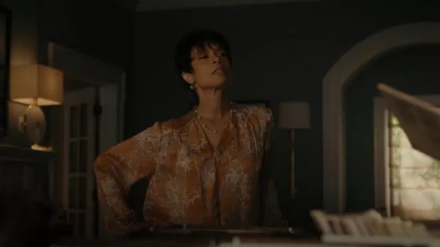 Vince Garden Floral-Print Silk Blouse worn by Micah Keith (Kate Hudson) as seen in Truth Be Told (S03E02)