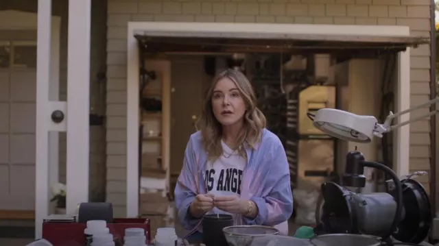 R13 Chemise à col tombant blanchi portée par Liz (Christa Miller) comme on le voit dans Shrinking (S01E02)