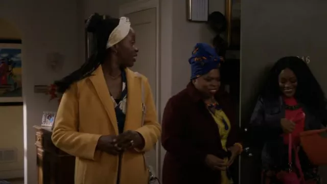 J Crew Cashmere Daphne manteau jaune porté par Abishola (Folake Olowofoyeku) vu dans Bob Hearts Abishola (S04E11)