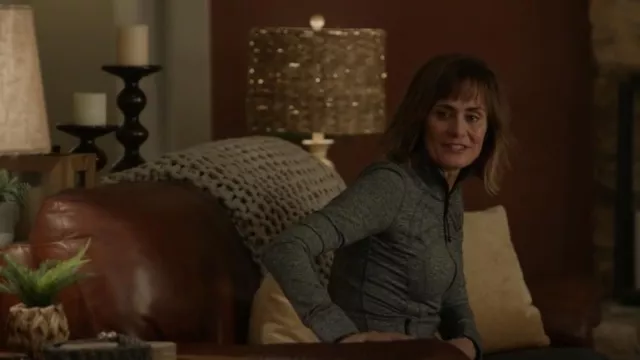 Veste à capuche Lululemon portée par Sharon Leone (Diane Farr) vue dans Fire Country (S01E10)
