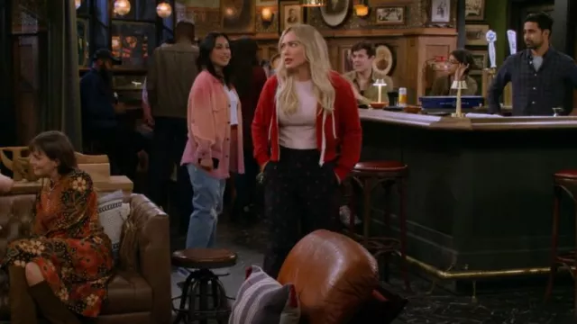 Gucci La­dy­bug Cropped Trousers worn by Sophie (Hilary Duff) as seen in How I Met Your Father (S02E02)