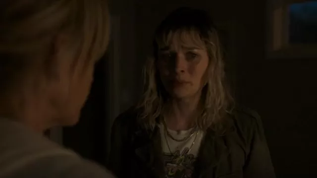 Madewell Pa­per­clip Chain Neck­lace worn by Andy Oliver (Bella Heathcote) as seen in Pieces of Her (S01E01)