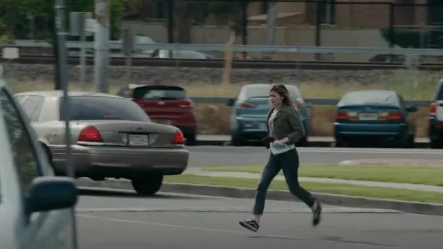 Vans Old Skool Sneak­ers worn by Andy Oliver (Bella Heathcote) as seen in Pieces of Her (S01E02)