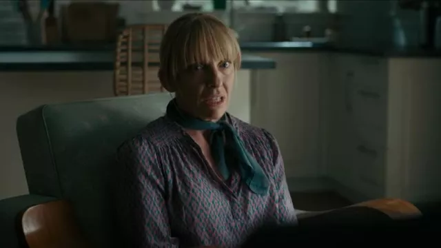 Xirena Ai­mi V-Neck Popover Top worn by Laura Oliver (Toni Collette) as seen in Pieces of Her (S01E02)