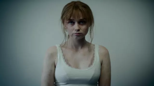 Other Stories Or­gan­ic Cot­ton Lace Trim Top worn by Jane (Jessica Barden) as seen in Pieces of Her (S01E04)