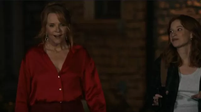Chemisier en satin rouge Zara porté par Victoria Spencer (Lea Thompson) vu dans The Spencer Sisters (S01E01)