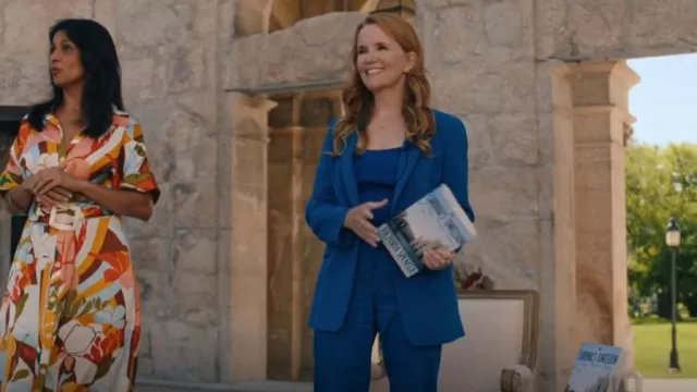 Pantalon en crêpe bleu Hugo Boss porté par Victoria Spencer (Lea Thompson) vu dans The Spencer Sisters (S01E01)