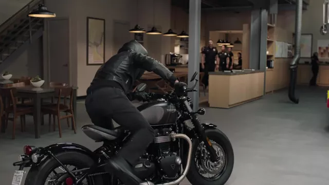 Moto Triumph utilisée par Owen Strand (Rob Lowe) vue dans 9-1-1: Lone Star (S04E01)