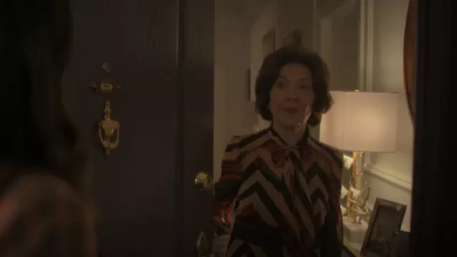 Diane Von Furstenberg Hannah Robe tricolore portée par Mme Ivey (Kelly Bishop) vue dans The Watchful Eye (S01E01)