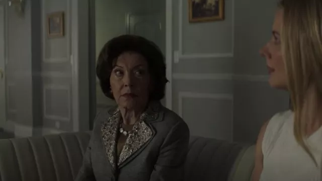 Chaqueta de lana Carolina Herrera usada por la Sra. Ivey (Kelly Bishop) como se ve en The Watchful Eye (S01E02)