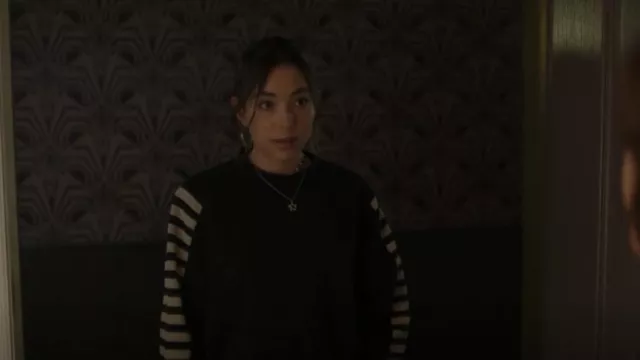 Brixton Rhonda Fleece porté par Elena Santos (Mariel Molino) vu dans The Watchful Eye (S01E02)