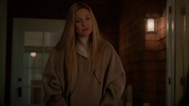 Toteme Taupe Wool Cashmere Pullover Coat worn by Micah Keith (Kate Hudson) as seen in Truth Be Told (S02E06)