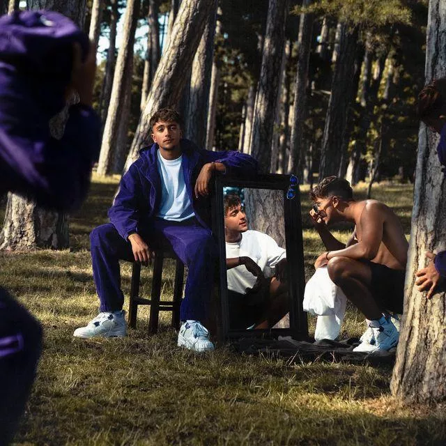 Las zapatillas Nike Air Jordan 4 Retro Metallic Purple usadas por Inoxtag en una de sus publicaciones de Instagram