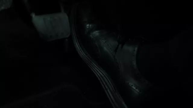 Oxford Cole Haan shoes worn by Fox Mulder (David Duchovny) in The X-Files: On the Edge of the Real (S11E01)
