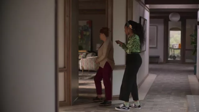 Zapatillas Vans Old Skool Gaby (Jessica Williams) como se ve en los trajes de la serie de televisión Shrinking (Temporada 1 3) | Spotern