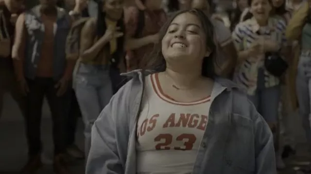 Shein Cute Graphic Sleeveless Crop Tops portés par Gloria Salazar (Keyla Monterroso Mejia) comme vu dans Freeridge (S01E01)