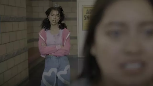 Shein Ezwear Button Half Placket Rib-knit Crop Tee porté par Ines Salazar (Bryana Salaz) vu dans Freeridge (S01E01)