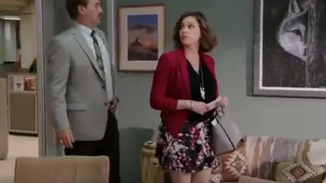 Michael Kors Sel­ma Bag worn by Rebecca Bunch (Rachel Bloom) as seen in Crazy Ex-Girlfriend (S01E01)