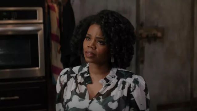 La blusa estampada Kooples usada por Amara Patterson (Kelly Jenrette) como se ve en All American: Homecoming (S02E10)