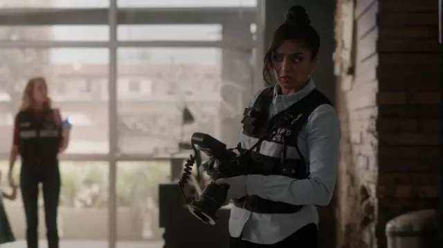 Rails Ingrid Raw Hem Chambray Camisa usada por Allie Rajan (Mandeep Dhillon) como se ve en CSI: Vegas (S02E12)