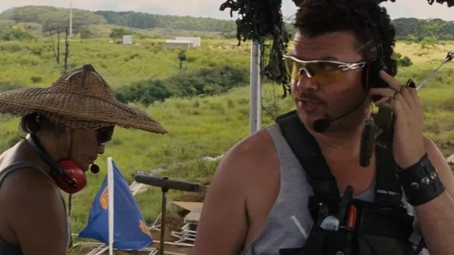 Lunettes de soleil argentées Oakley portées par Cody (Danny McBride) dans Tropic Thunder