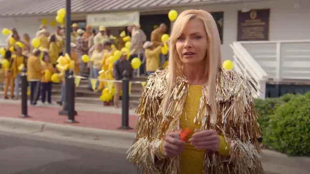 Alice + Olivia Metallic Fringe Tinsel Jacket usada por Barb Flatch (Jaime Pressly) como se ve en Welcome to Flatch (S02E13)