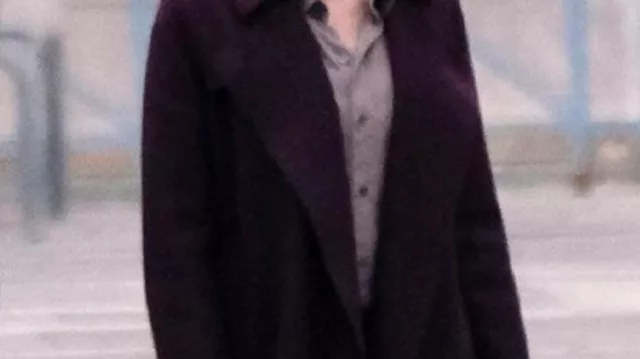 Manteau de trench violet porté par Ilsa Faust (Rebecca Ferguson) comme on le voit dans Mission: Impossible - Dead Reckoning Part One