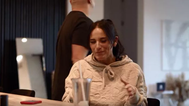 Pull en filet croisé de vingt portés par Heidi D’Amelio dans The D’Amelio Show (S02E06)