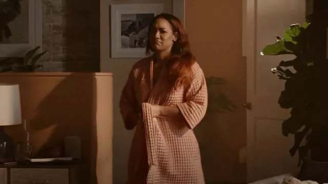 Bata de gofre moderno Nordstrom usada por Iris West-Allen (Candice Patton) como se ve en The Flash (S09E01)