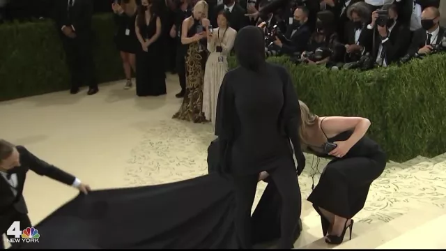 Costume Met Gala Noir Balenciaga porté par Kim Kardashian dans la vidéo See Kim Kardashian's All Black Met Gala Look