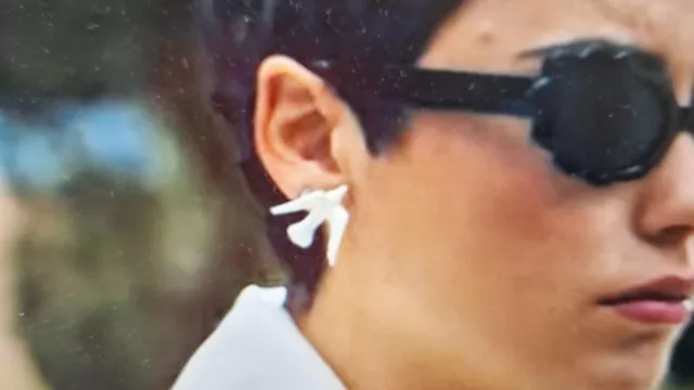 Les boucles d'oreilles oiseau blanc Andres Gallardo portées par Ari Blanco (Carla Díaz) dans la série Élite (Saison 6 Episode 6)