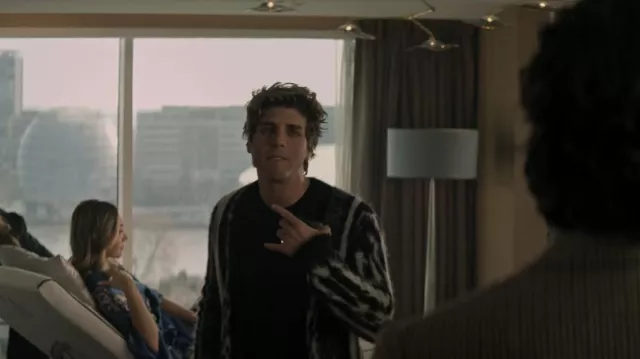 Saint Laurent Patchwork Jungle Knit Cardigan usado por Adam (Lukas Gage) como se ve en You (S04E02)