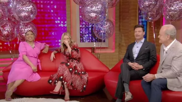 DKNY Tie Sleeve Faux Wrap Dress portée par Deja Vu comme vu dans LIVE with Kelly and Ryan le 15 février 2023