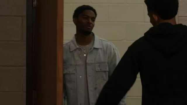 Chaqueta vaquera Hudson Jeans Trucker Boxy Fit usada por Jessie 'JR' Raymond (Sylvester Powell) como se ve en All American: Homecoming (S02E11)