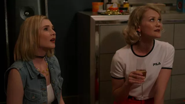 Fila Perla Crop Top Tee usada por una mujer sueca (Shelby Alayne Antel) como se ve en Wu-Tang: An American Saga (S03E01)