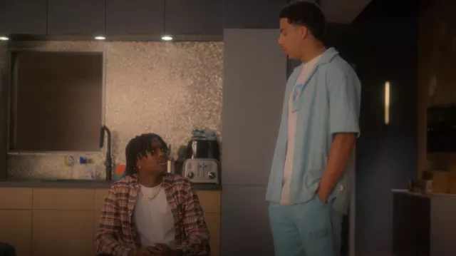 Helmut Lang Blue Distort Short porté par Andre Johnson, Jr. (Marcus Scribner) comme on le voit dans grown-ish (S05E13)
