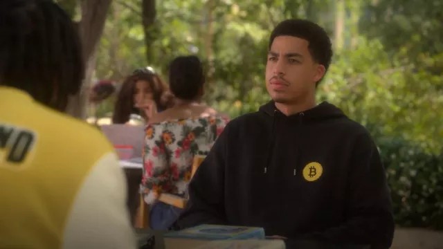 Pull Hoodie portant le logo Bitcoin porté par Andre Johnson, Jr. (Marcus Scribner) comme on le voit dans grown-ish (S05E13)