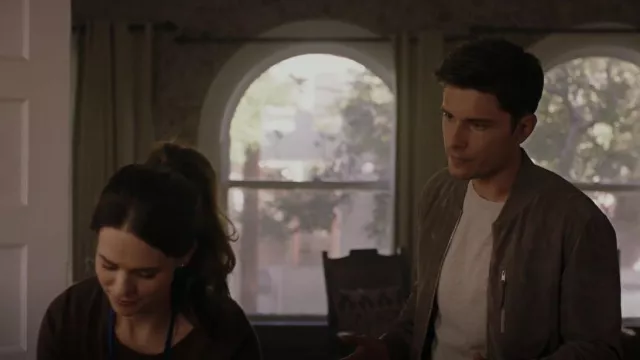 Allsaints Kemble Suede Bomber Veste portée par T.K. Strand (Ronen Rubinstein) comme on le voit dans 9-1-1: Lone Star (S04E02)