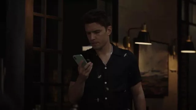 T-shirt AllSaints Daisy Camp porté par T.K. Strand (Ronen Rubinstein) comme on le voit dans 9-1-1: Lone Star (S04E03)