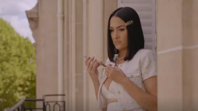 Untamed Petals Head­piece Wifey Pearl Bob­by worn by Nikki Bella as seen in Nikki Bella Says I Do (S01E03)