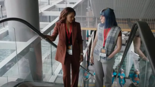 Hugo Boss Double Breasted Regular Fit Vestet porté par Iris West-Allen (Candice Patton) comme on le voit dans The Flash (S08E01)