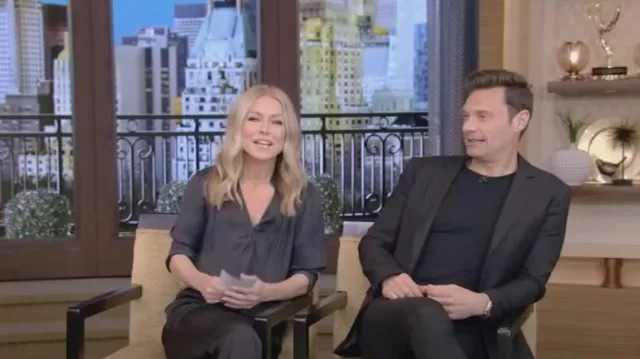 Zadig & Voltaire Captain Satin Jumpsuit porté par Kelly Ripa comme vu en LIVE avec Kelly et Ryan le 18 février 2023
