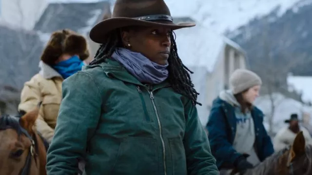 Manteau doublé Sherpa Carhartt porté par Maria Miller (Rutina Wesley) dans les tenues de la série télévisée The Last of Us (saison 1 épisode 6)