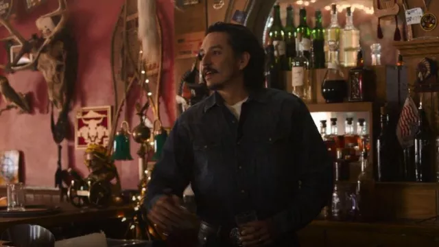 Wrangler Mens Flex Denim Shirt:Dusk:M porté par Tommy Miller (Gabriel Luna) comme vu dans The Last of Us (S01E06)