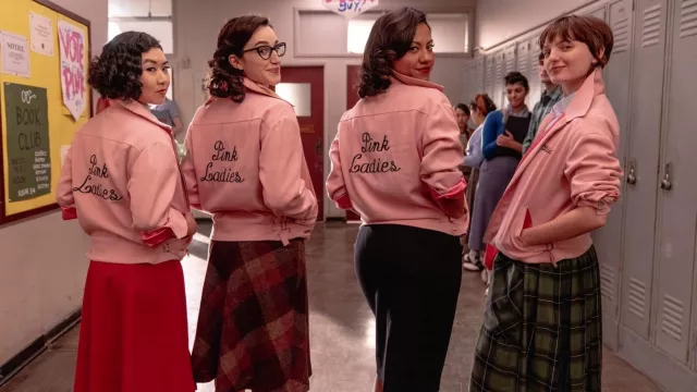 Chaqueta rosa Pink Ladies usada por Olivia (Cheyenne Isabel Wells) como  se ve en Grease: Rise of the Pink Ladies serie de televisión (Temporada 1)
